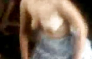 XXX Skinny ragazza tumulo inserire un filmeroticiitaliani giocattolo tra rosa labbra